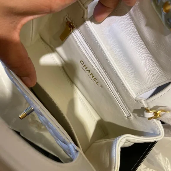 CHANEL Kelly white Leather Handbag with Gold Accents - Picture 4 of 9